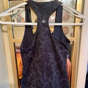 Lululemon tank. Fits a size 2-4.
